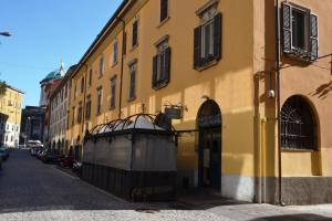 un edificio amarillo al lado de una calle en In Centro Glam, en Bérgamo