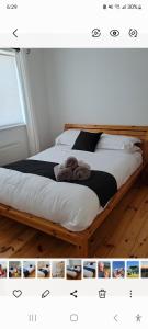 Uma cama ou camas num quarto em Coastal View Cottage
