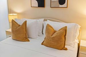 Tempat tidur dalam kamar di CBD OTR 1BR Gym Pool Stadium View