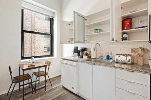 Dapur atau dapur kecil di CBD OTR 1BR Gym Pool Stadium View