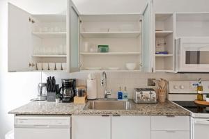 Dapur atau dapur kecil di CBD OTR 1BR Gym Pool Stadium View