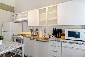 Dapur atau dapur kecil di CBD OTR 1BR Gym Pool Stadium View