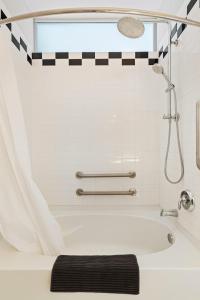 Kamar mandi di CBD OTR 1BR Gym Pool Stadium View