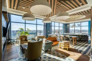Area tempat duduk di CBD OTR 1BR Gym Pool Stadium View