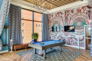 Meja biliar di CBD OTR 1BR Gym Pool Stadium View