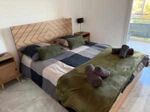 Dos camas en un dormitorio con toallas. en Montpellier Un écrin de lumière pour enchanter votre séjour, en Montpellier