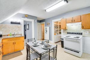 罗切斯特Less Than 2 Mi to Hospitals and University South Wedge Apt!的配有桌椅的厨房和餐厅