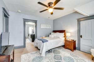 Less Than 2 Mi to Hospitals and University South Wedge Apt!客房内的一张或多张床位