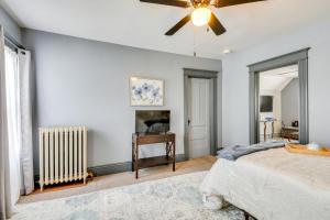 Less Than 2 Mi to Hospitals and University South Wedge Apt!客房内的一张或多张床位