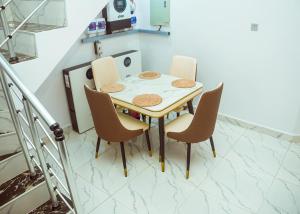 Dapur atau dapur kecil di Lekki 3 Bedrooms Furnished Home Ensuite Stylish & Comfortable