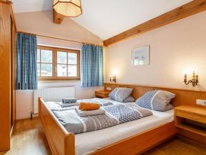 Un dormitorio con una cama grande con cortinas azules. en Schweizerhof Ringelblume, en Huben