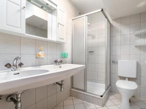 Un baño con lavabo, ducha e inodoro. en Schweizerhof Ringelblume, en Huben 31 fotos más