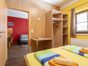 Ένα ή περισσότερα κρεβάτια σε δωμάτιο στο Schweizerhof Edelweiß