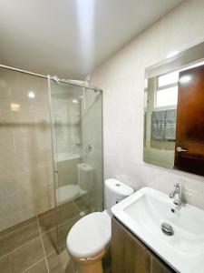 a bathroom with a toilet and a sink and a shower at APARTASUITE BETHEL Tunja - Boyacá in Tunja