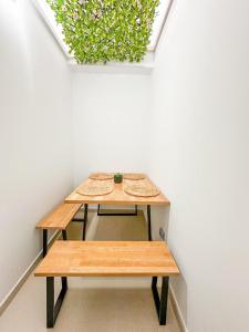a table and bench in a room with a window at APARTASUITE BETHEL Tunja - Boyacá in Tunja
