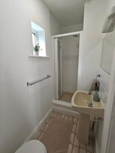 Un baño de Sweethaven Chalet