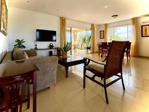 TV a/nebo společenská místnost v ubytování Mila's Authentic Family Getaway Aruba
