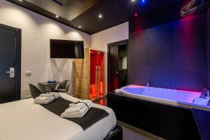 Maximum hub suite&spa tesisinde bir odada yatak veya yataklar