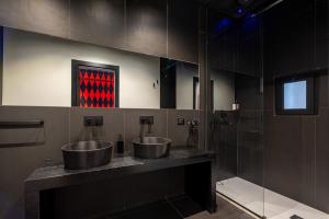 Maximum hub suite&spa tesisinde bir banyo