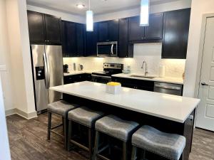 2 BR Heart of Frisco Gem的厨房或小厨房