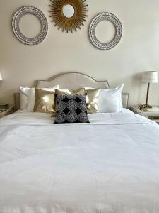 2 BR Heart of Frisco Gem客房内的一张或多张床位