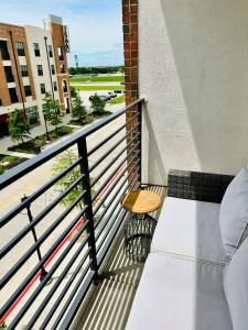 2 BR Heart of Frisco Gem的阳台或露台