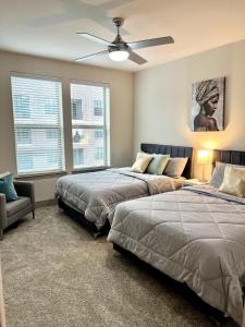 弗赖拉辛2 BR Heart of Frisco Gem的带两张床和吊扇的卧室