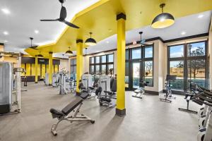 弗赖拉辛2 BR Heart of Frisco Gem的拥有多台跑步机和椭圆机的健身房