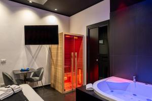 Maximum hub suite&spa tesisinde bir banyo
