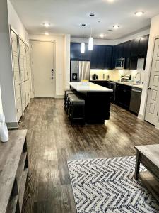 2 BR Heart of Frisco Gem的厨房或小厨房