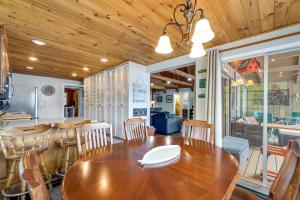 Ảnh trong thư viện ảnh của Lakefront A-Frame on a Point, Pet-Friendly ở Robbinsville