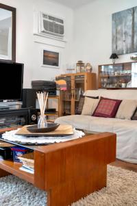 een woonkamer met een bank en een salontafel bij The Cardinal - 7 Hollow in Cherry Valley