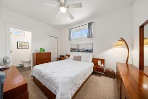een slaapkamer met een bed en een plafondventilator bij The Cardinal - 7 Hollow in Cherry Valley