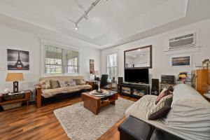 een woonkamer met een bank en een tv bij The Cardinal - 7 Hollow in Cherry Valley