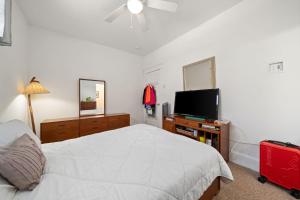 een slaapkamer met een bed en een flatscreen-tv bij The Cardinal - 7 Hollow in Cherry Valley +96 foto's