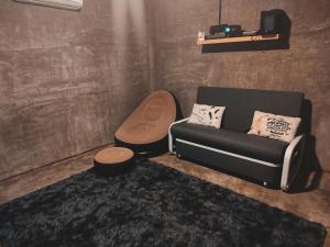 Gua SaiにあるAfqa Nest Industrial Charmのソファとスツールのあるリビングルーム +1枚の写真