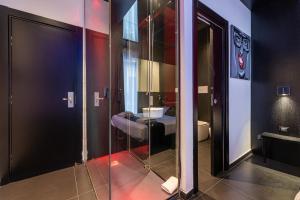 Maximum hub suite&spa tesisinde bir banyo