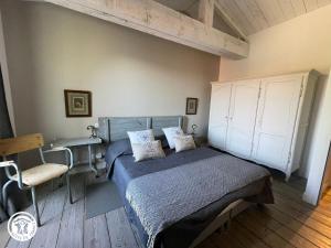 a bedroom with a bed and a desk at Gîte chaleureux avec terrasse privative et vélos, proche Thalasso et plages - Talmont-Saint-Hilaire - FR-1-426-318 in Talmont-Saint-Hilaire