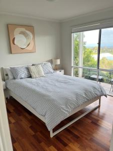 Postel nebo postele na pokoji v ubytování One Merino Panoramic Beach House Modern Sleeps 10