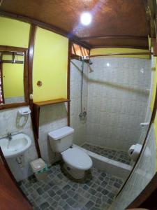 a small bathroom with a toilet and a sink at Hotel Relajate in Lobitos