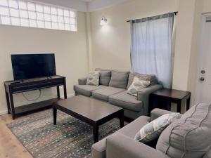 een woonkamer met een bank en een flatscreen-tv bij Itopia in Gros Islet