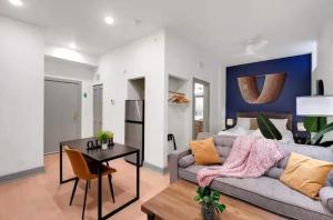 una sala de estar con un sofá y una mesa en Stylish Studio with Free Parking Near Medical District, en Louisville