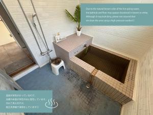 Фотография из галереи 簡易宿所 51ハウス 音と温泉 みんなで時間を楽しむ貸切一軒家 в городе Shiraoi