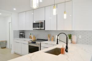 Dapur atau dapur kecil di Modern Oasis 4 bedroom 2 bathroom- Sleeps 12