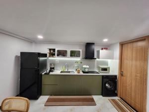 Køkken eller tekøkken på Homestay Gác Lửng Tuy Hòa + 9 billeder