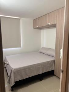 a small bedroom with a bed and a window at Apartamento nuevo en la ciudad de Neiva-Huila-DY in Neiva