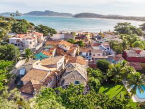 an aerial view of a town with the ocean at Piratas de Geriba Guest Rooms in Búzios