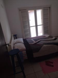 a bedroom with a bed and a window at Casa de praia sertãozinho in São Sebastião