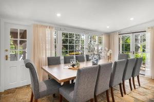 une salle à manger avec une table et des chaises dans l'établissement Lavender Cottage Alpine Southern Highlands, à Alpine
