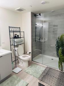 Bilik mandi di Glam by the Hollywood Sign 2 Bed Apt WITH FREE EV PARKING, Pool, Gym